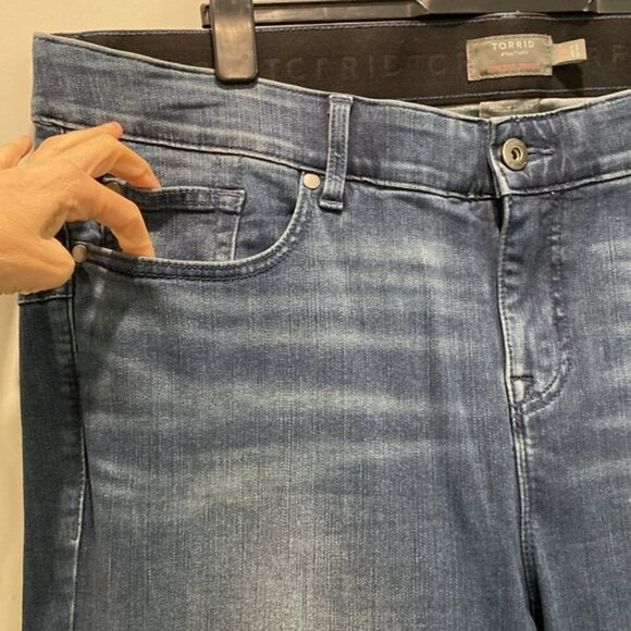 Torrid Bombshell Straight Jeans size 22R premium stretch. - Picture 4 of 14